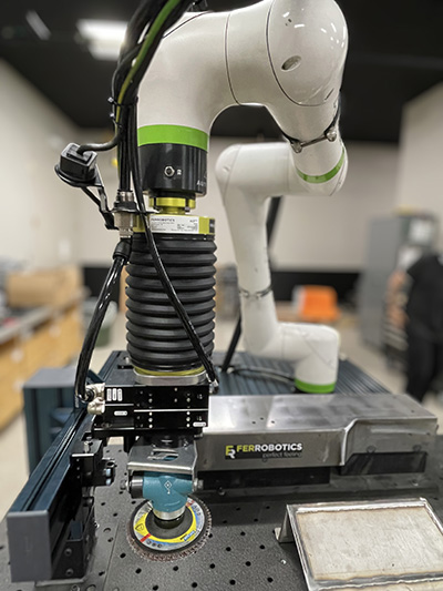 Robô com braço de ferramenta